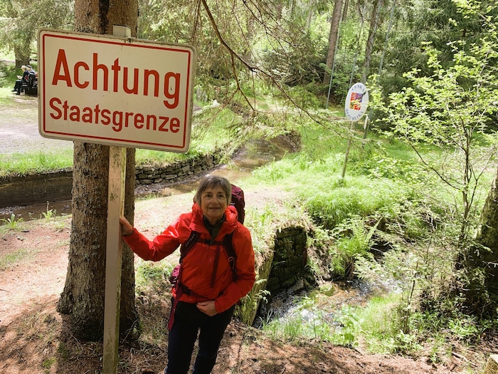 Was für Dagmar einst Lebensgefahr bedeutete, ist heute nur noch ein schmaler Graben – gesäumt von Holzschildern und Tafeln.