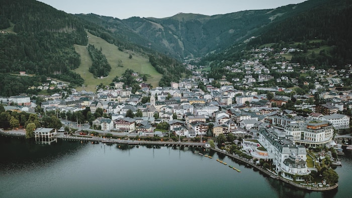 Urlauber in Zell am See genießen das kühle, nasse Wetter .