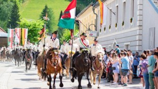 Dreimal im Galopp durch den Ort, damit die Pest nie wieder kehrt: So ist es Brauch in ...