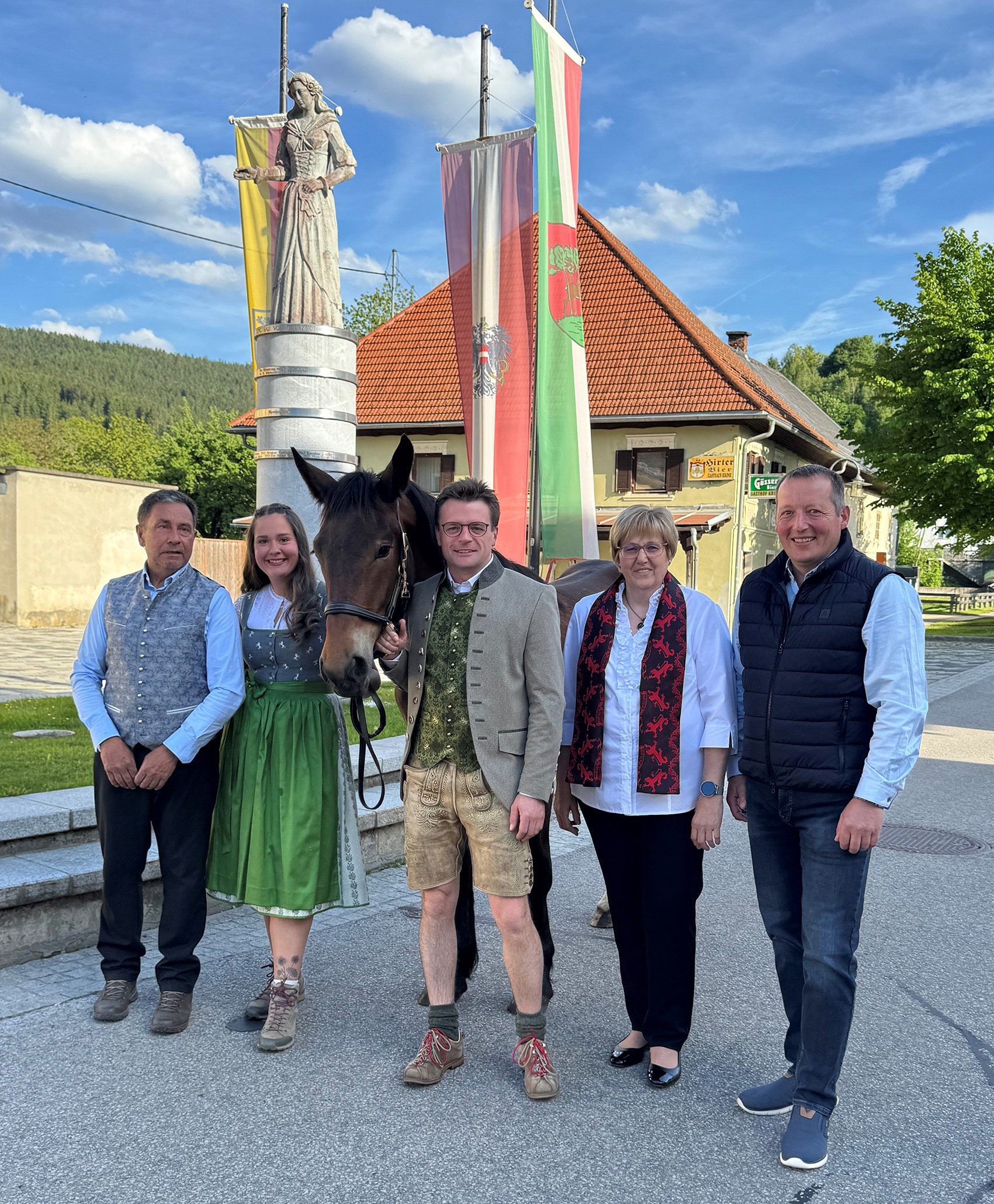 Beim Auftakt am Samstag, 7. Juni, verlost der Pferdezuchtverein K11 Gurktal einen Noriker-Stutjährling. Am Bild: vom Pferdezuchtverein K11 Gurktal Siegfried Wuzella und Nina Hinteregger, von der Weitensfelder Wirtschaft Max Strohmaier, Obfrau vom Pfingstausschuss Astrid Reinsberger-Foditsch und Bürgermeister Franz Sabitzer (Bild: Erich Foditsch)