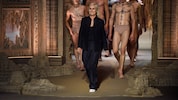 Ein Abschied, der die Modewelt bewegt: Die italienische Designerin Maria Grazia Chiuri, hier auf dem Laufsteg der Christian Dior Spring-Summer 2023 Show in Paris, verlässt Dior.  (Bild: AFP/JULIEN DE ROSA)