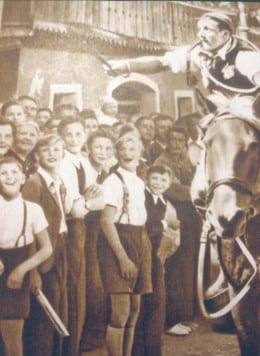 Seit dieses Bild um 1952 entstanden ist, hat sich einiges gar nicht verändert: Erwartungsvoll und bewundert beobachten die Zuseher die Kufenstecher, die konzentriert und vorfreudig auf die Kufe zugaloppieren. So wird es auch heuer sein. (Bild: Josef Wittmann)