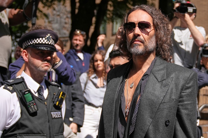 Brand kam im „Rock-Star“-Look zur Verhandlung.