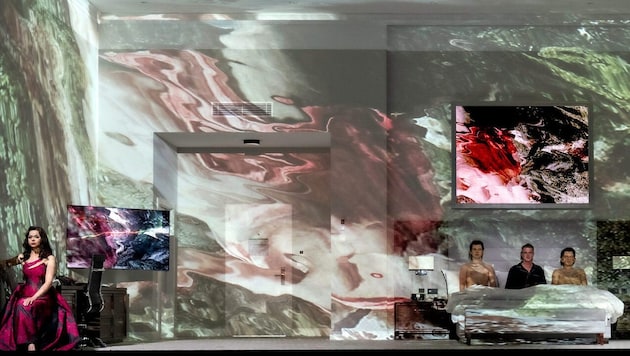 Ein graues Hotelzimmer erlebt in „Hotel Metamorphosis“ so manche bunte Verwandlung.