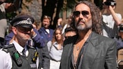 Russell Brand verlässt das Londoner Gericht, nachdem er sich in den Vorwürfen der Vergewaltigung und sexuellen Nötigung für nicht schuldig erklärt hat. (Bild: AP/Alastair Grant)
