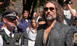 Russell Brand verlässt das Londoner Gericht, nachdem er sich in den Vorwürfen der Vergewaltigung ...