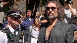 Russell Brand verlässt das Londoner Gericht, nachdem er sich in den Vorwürfen der Vergewaltigung ...