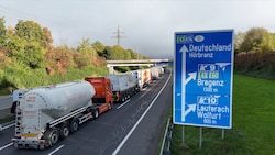 Ein gewohntes Bild auf der Rheintalautobahn: Lkw reiht sich an Lkw, es geht nur langsam voran.