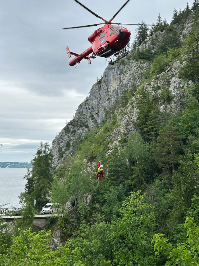 Der Unfall ereignete sich unweit der Lainaubrücke (links) am steilen Traunsee-Ostufer