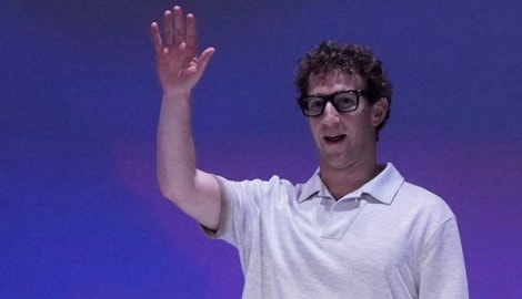 Meta-Chef Mark Zuckerberg mit AR-Brille (Bild: AP/Jeff Chiu)