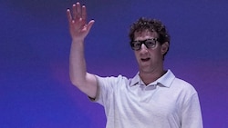Meta-Chef Mark Zuckerberg mit AR-Brille (Bild: AP/Jeff Chiu)