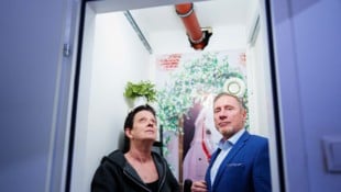 Bis zur Reparatur derselben wartete H. (links) lang. FPÖ- Wohnombudsmann Niegl intervenierte.