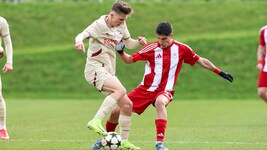 Womöglich fällt das Youth-League-Abenteuer für Marc Striednig (links) und Salzburg kommende ...