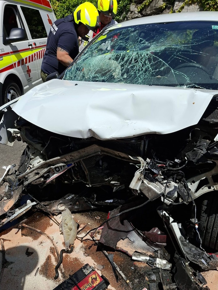 Stark beschädigt wurden die Fahrzeuge, drei Personen wurden schwer verletzt.