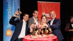 Genuss pur! „Krone“-Geschäftsführer Gerhard Valeskini (re.), Weinkönigin Hannah I., Herbert ...