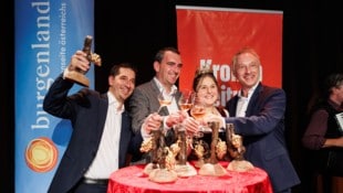 Genuss pur! „Krone“-Geschäftsführer Gerhard Valeskini (re.), Weinkönigin Hannah I., Herbert ...