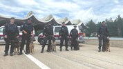 Landesausbildungsleiter Egon Muggi (Bildmitte) mit seinen zwei- bzw. vierbeinigen Kollegen.