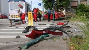 Der Pkw hinterließ eine Spur der Verwüstung in Wels. (Bild: Matthias Lauber/laumat.at)
