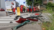 Der Pkw hinterließ eine Spur der Verwüstung in Wels. (Bild: Matthias Lauber/laumat.at)