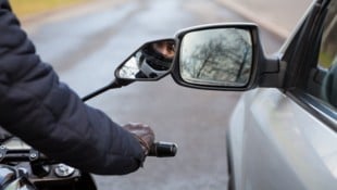 Der Mann riss bei einer roten Ampel Ecke Gürtel die Fahrertür seines Škodas auf, als die Vespa ...