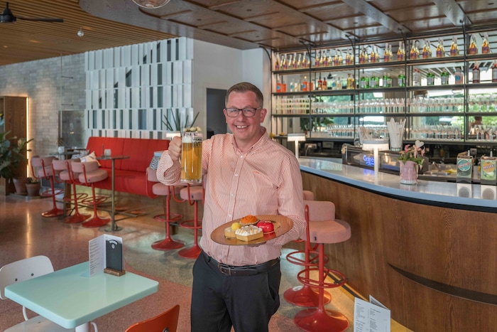 Michael Zotter, Leiter des Gastronomiebetriebs, tischt selbstgebrautes Bier und handgemachte Törtchen auf. 