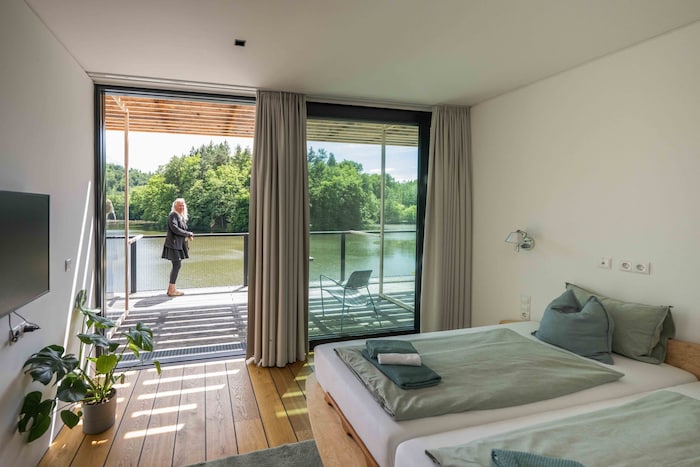 Den Blick vom Balkon über den See genießt auch Bollens Frau Silvia.