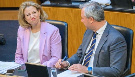 Beate Meinl-Reisinger und Norbert Hofer hatten im Parlament ihre Sitzplätze nebeneinander. Über seine Absage wird Meinl-Reisinger nicht erfreut sein. (Bild: Martin Juen)
