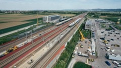 Riesige Kräne werden derzeit beim Bahnhof Tullnerfeld eingesetzt.