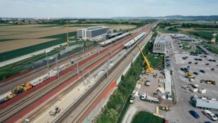 Riesige Kräne werden derzeit beim Bahnhof Tullnerfeld eingesetzt.