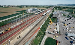 Riesige Kräne werden derzeit beim Bahnhof Tullnerfeld eingesetzt.