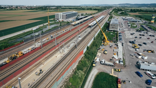 Riesige Kräne werden derzeit beim Bahnhof Tullnerfeld eingesetzt.