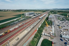 Riesige Kräne werden derzeit beim Bahnhof Tullnerfeld eingesetzt. (Bild: ÖBB/Mayer)