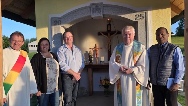 Aus Dank hat Ruthner (3. v. li.) eine Kapelle errichtet, die bei der Maiandacht geweiht wurde.