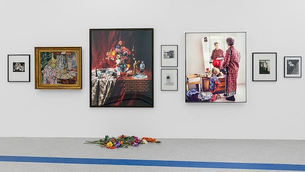 Fotografin Lisl Ponger im Dialog mit Edward Steichen, Gütersloh, Karl Blossfeldt, Man Ray u. a. (Großfotos „Lasst 1000 Blumen blühen“, „Destroy capitalism“) 