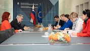 Heikle Gespräche zwischen Staatssekretär Marko Stucin (links) und Landeshauptmann-Stellvertreterin Manuela Khom (blauer Blazer) (Bild: Land Steiermark)