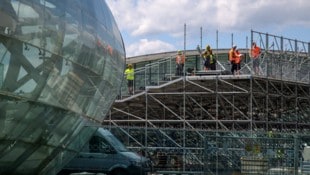 Neben dem Hangar wird eine große Tribüne für die Wiedereröffnungs-Party aufgebaut (Bild: Tröster Andreas)