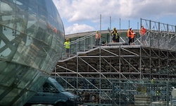 Neben dem Hangar wird eine große Tribüne für die Wiedereröffnungs-Party aufgebaut