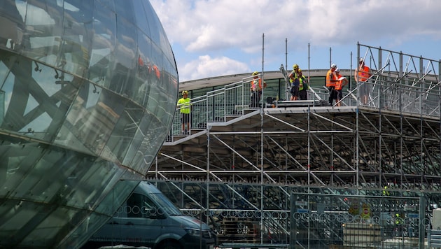 Neben dem Hangar wird eine große Tribüne für die Wiedereröffnungs-Party aufgebaut