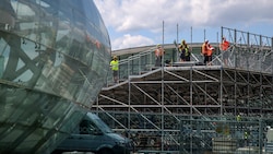 Neben dem Hangar wird eine große Tribüne für die Wiedereröffnungs-Party aufgebaut (Bild: Tröster Andreas)
