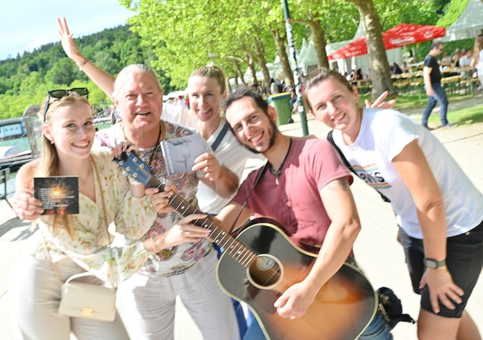 „Blues Miki“ (zweiter von links) ist seit Anfang an Teil des Hafenfestes – mit der „Krone“ schwelgte er in Erinnerungen.