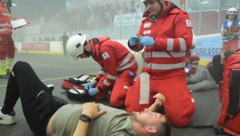 Auch im Chaos des eskalierten Hockeyspiels bewahrten die Einsatzkräfte die Ruhe.