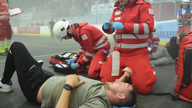 Auch im Chaos des eskalierten Hockeyspiels bewahrten die Einsatzkräfte die Ruhe.