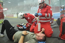 Auch im Chaos des eskalierten Hockeyspiels bewahrten die Einsatzkräfte die Ruhe.