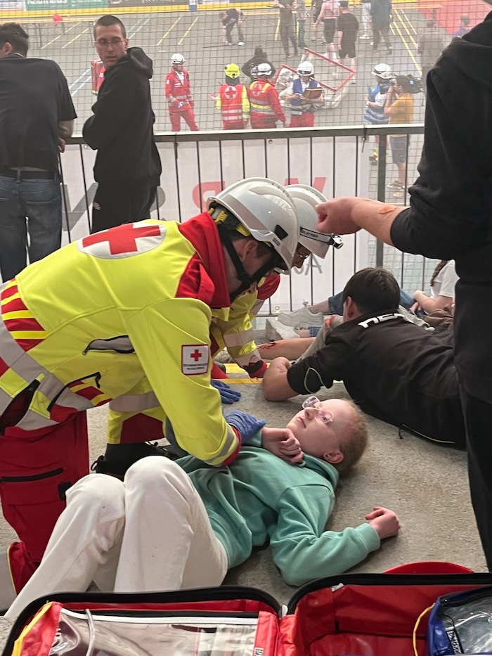 Mit gleich mehreren Verletzten hatten die Helfen bei dem Szenario in der Eishalle zu kämpfen.
