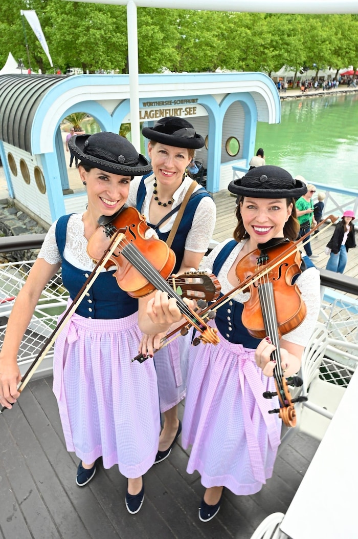 „Aufgegeigt“ wird dank der „Fohnsdorfer Geigenmusi“, die nicht nur am Schiff, sondern auch entlang der Promenade musizieren