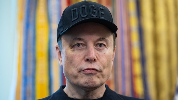 Sparziele verfehlt: Trotz massiver Kürzungen und zehntausender Entlassungen wurden die von Elon Musk für Trump ausgerufenen zwei Billionen Dollar Einsparungen laut „The Atlantic“ bei Weitem nicht erreicht – nur ein Tausendstel davon.