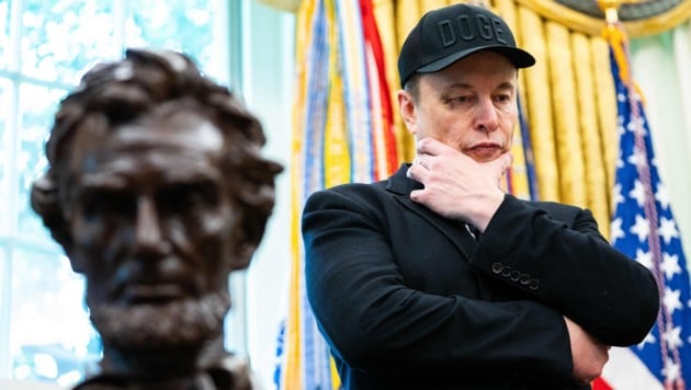Sichtlich gezeichnet verlässt Musk das Weiße Haus. (Bild: AFP/ALLISON ROBBERT)