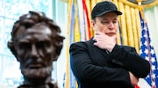 Steht ganz schön blöd da: Elon Musk ... (Bild: AFP/ALLISON ROBBERT)