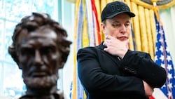 Sichtlich gezeichnet verlässt Musk das Weiße Haus. (Bild: AFP/ALLISON ROBBERT)