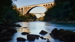 Die Salcanobrücke in Görz ist die größte Eisenbahn-Steinbogenbrücke der Welt.